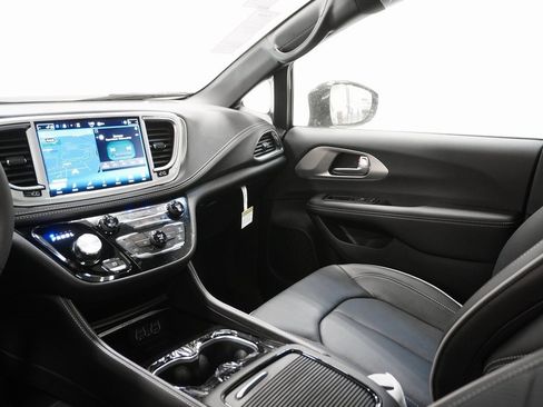 Used 2024 Chrysler Pacifica Limited w/ S Appearance Package image 20