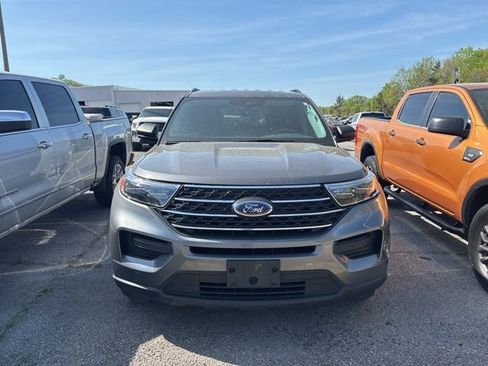 Used 2023 Ford Explorer XLT image 2