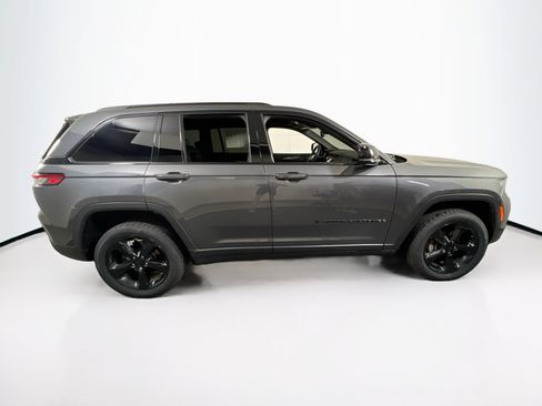 Used 2022 Jeep Grand Cherokee Altitude image 4