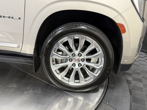 Used 2024 GMC Yukon Denali w/ Advanced Technology Package AWD/4WD image 9