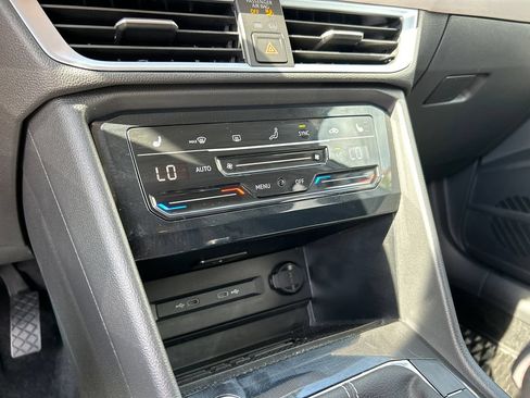 Used 2025 Volkswagen Taos SE AWD/4WD image 18