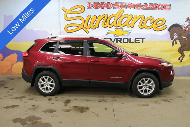Used 2017 Jeep Cherokee Latitude w/ Cold Weather Group AWD/4WD image 1
