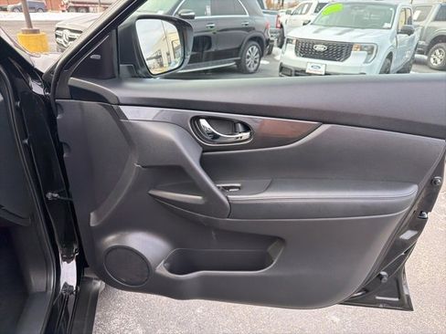 Used 2017 Nissan Rogue SV image 38