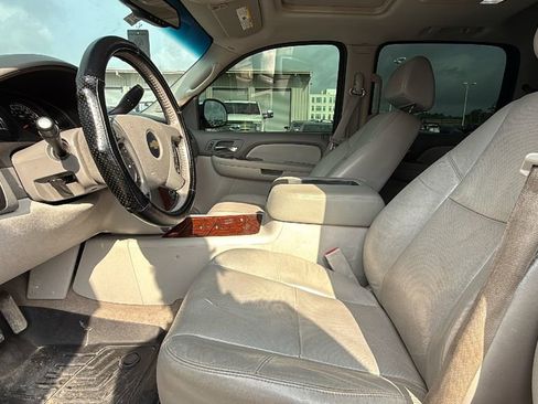 Used 2009 Chevrolet Avalanche LTZ RWD image 4