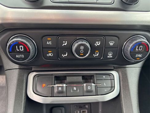 Used 2023 GMC Acadia SLT image 32