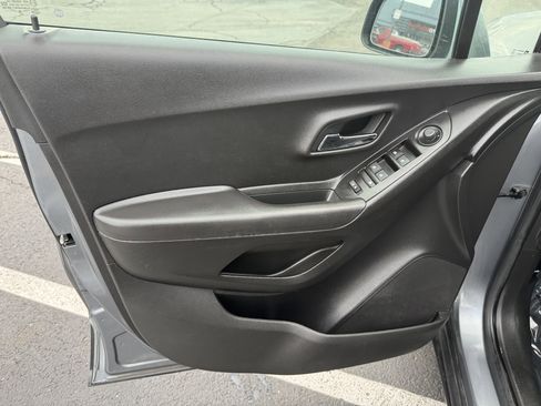 Used 2019 Chevrolet Trax LT w/ LT Convenience Package image 24