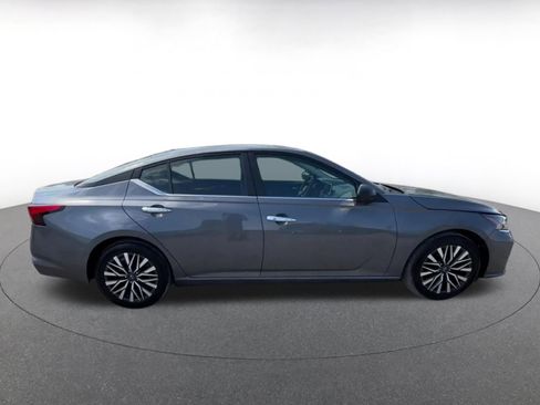 Used 2025 Nissan Altima 2.5 SV FWD image 16