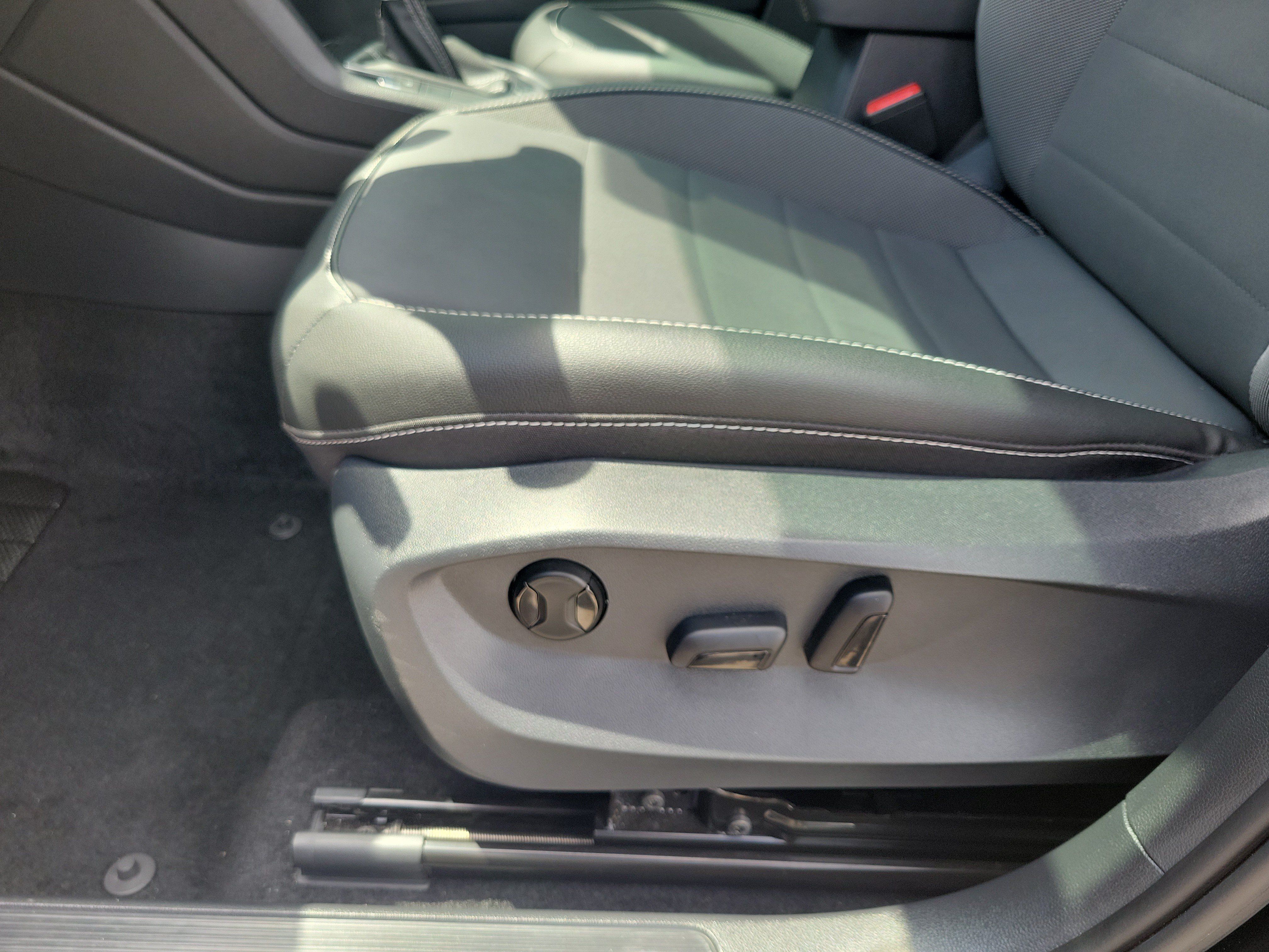 Used 2023 Volkswagen Taos SE w/ Panoramic Sunroof Package AWD/4WD image 18