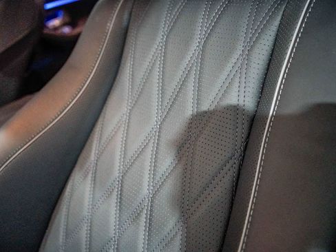 Used 2024 Mercedes-Benz Maybach GLS 600 4MATIC image 25