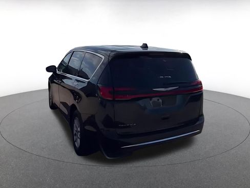 Used 2023 Chrysler Pacifica Touring-L FWD image 10
