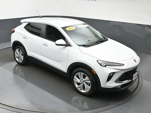 Used 2025 Buick Encore GX Preferred AWD/4WD image 3