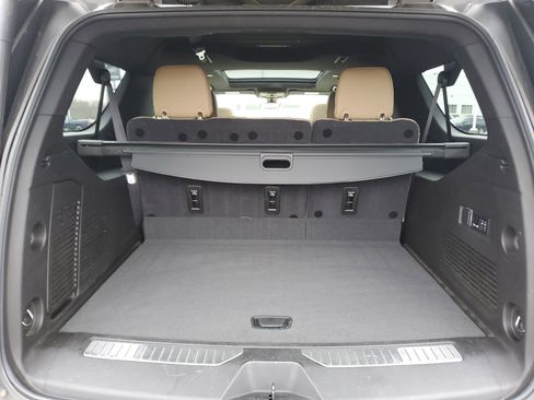 Used 2021 Chevrolet Suburban Premier w/ Premium Package image 11