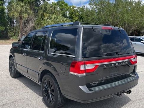 Used 2017 Lincoln Navigator Select image 2