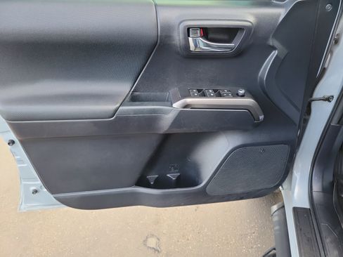 Used 2018 Toyota Tacoma TRD Off-Road image 18