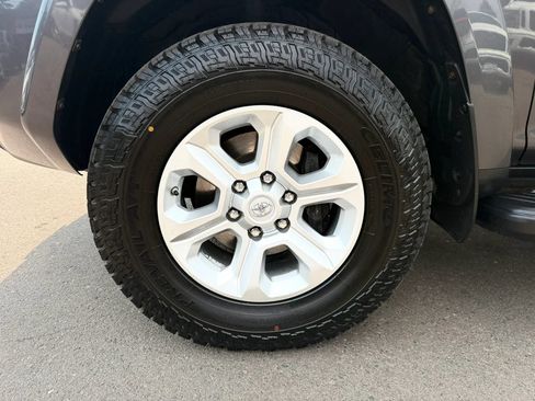 Used 2018 Toyota 4Runner SR5 AWD/4WD image 36