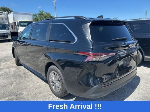 Used 2024 Toyota Sienna XLE FWD image 9