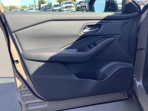 Used 2025 Nissan Rogue SV image 9