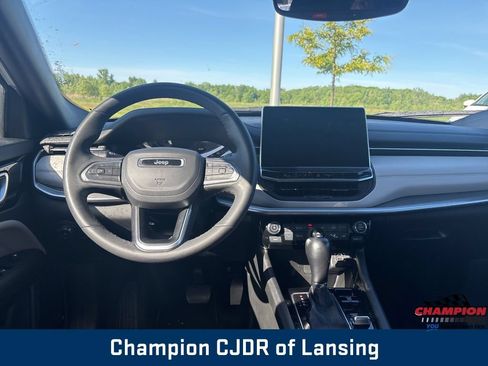 Used 2025 Jeep Compass Limited AWD/4WD image 2