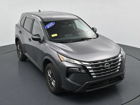 Used 2025 Nissan Rogue S AWD/4WD image 19