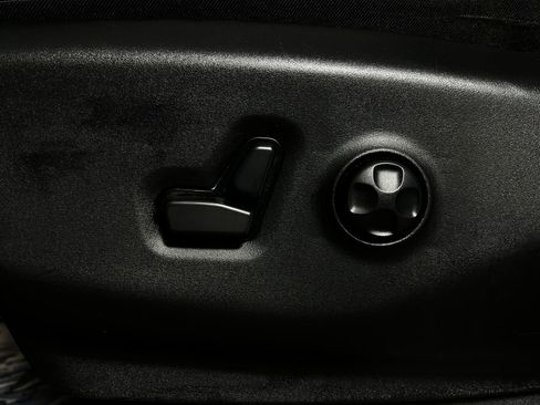 Used 2024 Chrysler Pacifica Touring-L image 14