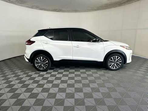 Used 2022 Nissan Kicks SV FWD image 2