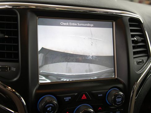 Used 2015 Jeep Grand Cherokee Overland w/ Advanced Technology Group AWD/4WD image 29