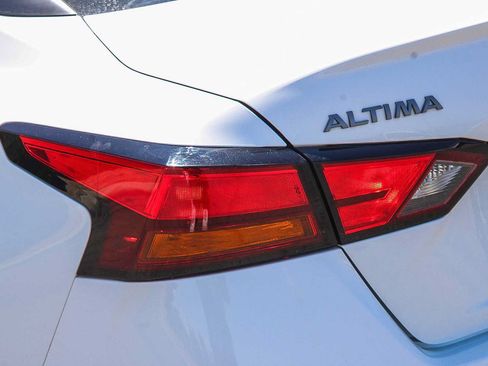 Used 2025 Nissan Altima 2.5 SV FWD image 9