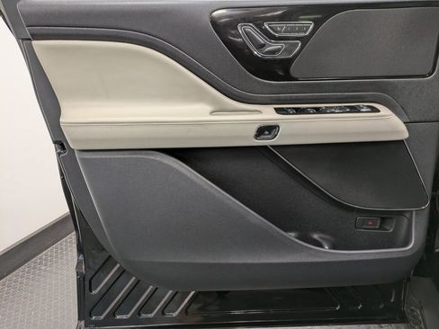 Used 2025 Lincoln Aviator Premiere image 8