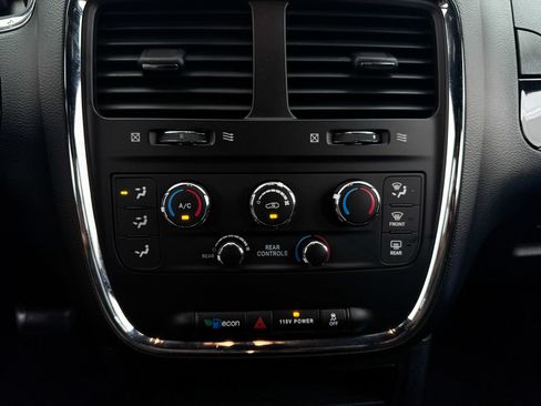 Used 2017 Dodge Grand Caravan SE FWD image 19
