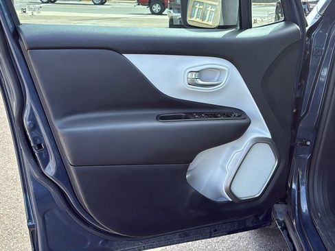 Used 2022 Jeep Renegade Latitude w/ Convenience Group AWD/4WD image 17