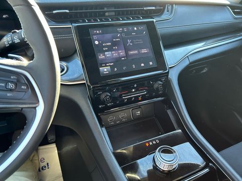 Used 2023 Jeep Grand Cherokee Laredo w/ Luxury Tech Group I image 33