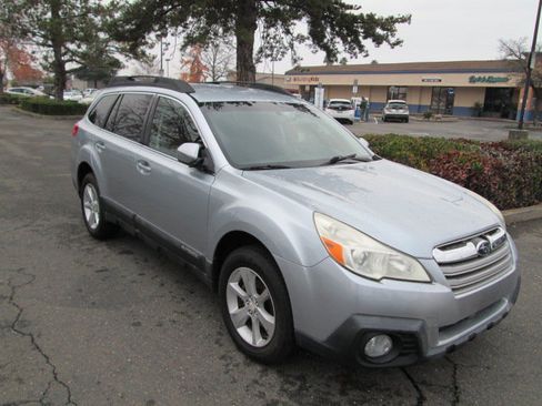 Used 2013 Subaru Outback 2.5i Premium AWD/4WD image 3