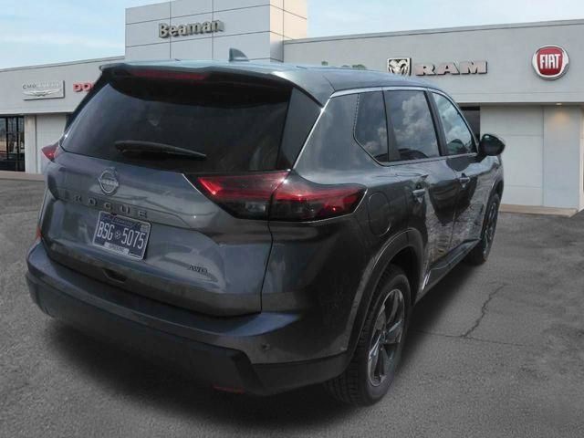 Used 2025 Nissan Rogue SV AWD/4WD image 2