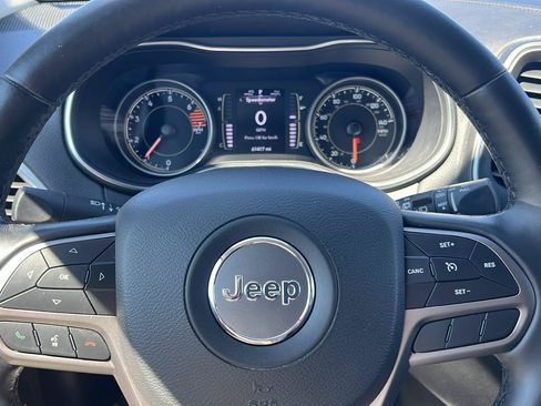 Used 2019 Jeep Cherokee Latitude Plus w/ Cold Weather Group AWD/4WD image 18