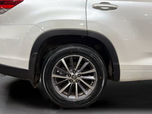 Used 2017 Toyota Highlander XLE image 35