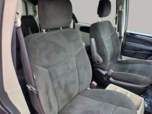 Used 2016 Dodge Grand Caravan SE FWD image 32
