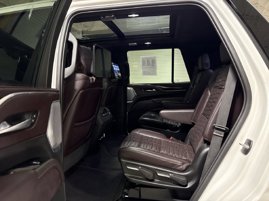 Used 2024 Cadillac Escalade Premium Luxury Platinum w/ Heavy-Duty Trailer Package AWD/4WD image 24