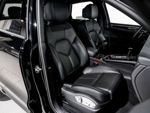 Used 2024 Porsche Macan image 22