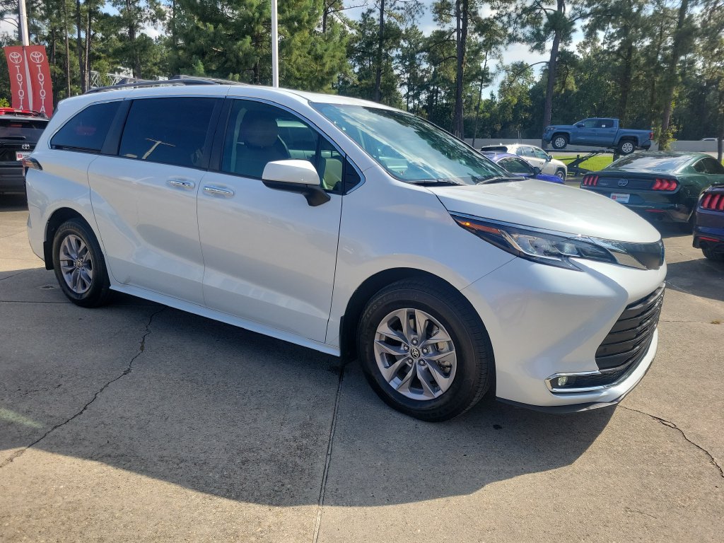 Certified 2022 Toyota Sienna XLE FWD image 9