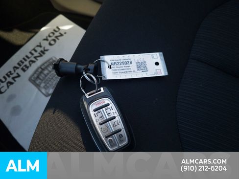 Used 2022 Chrysler Voyager LX image 35