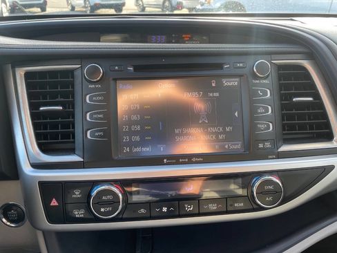 Used 2018 Toyota Highlander XLE image 26