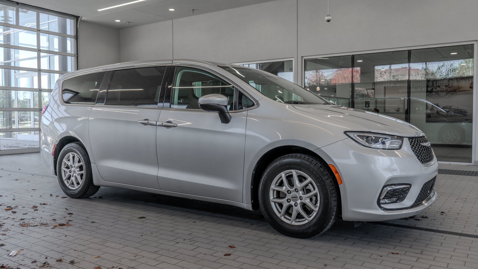 Used 2023 Chrysler Pacifica Touring-L FWD image 12