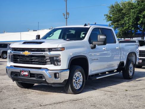 Used 2025 Chevrolet Silverado 2500 LT w/ Convenience Package AWD/4WD image 3
