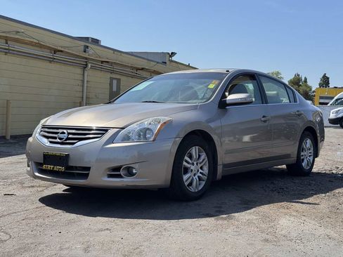 Used 2011 Nissan Altima 2.5 SL w/ Technology Pkg FWD image 3