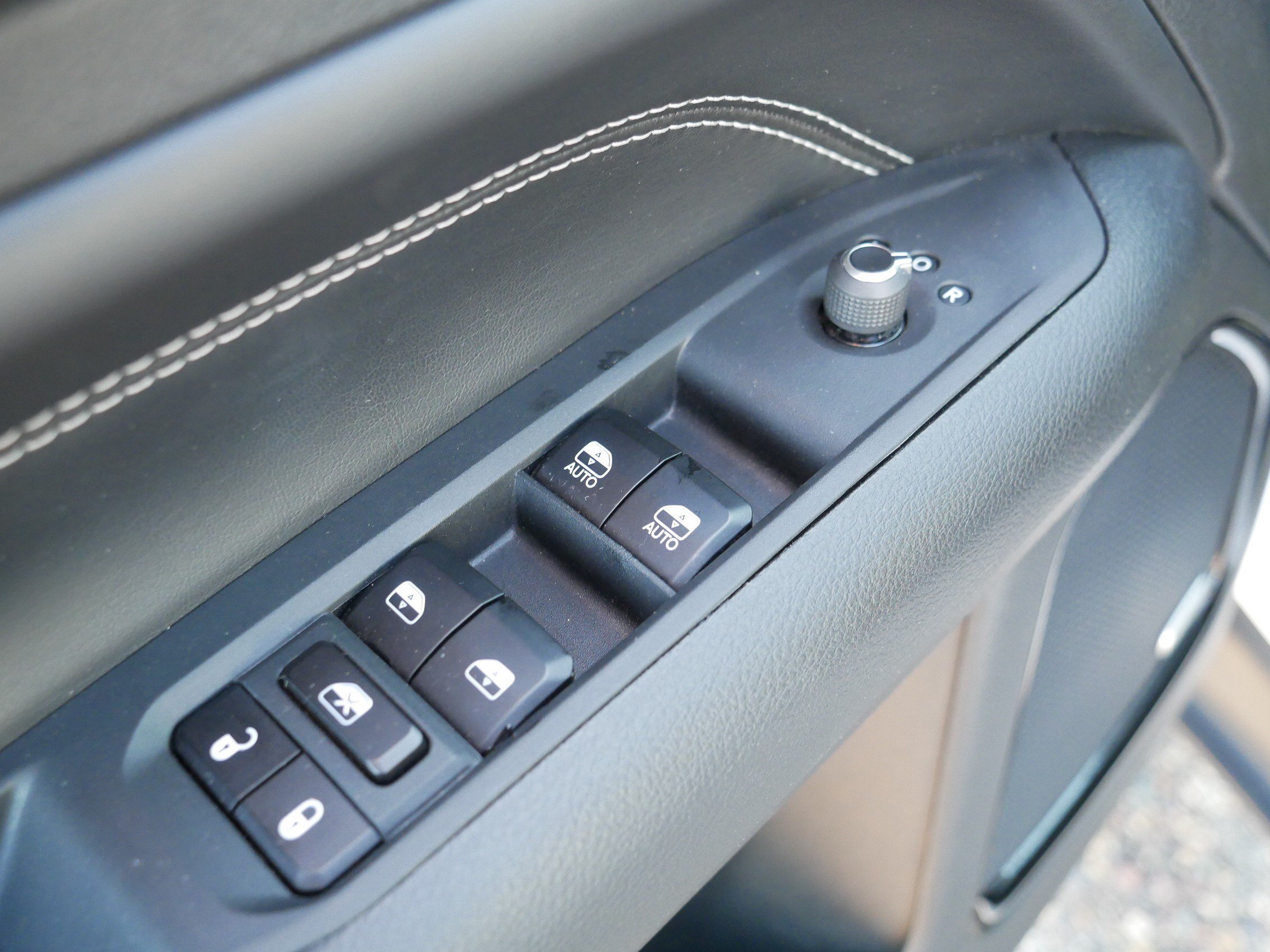 Used 2023 Jeep Compass Latitude w/ Sun and Sound Group AWD/4WD image 19