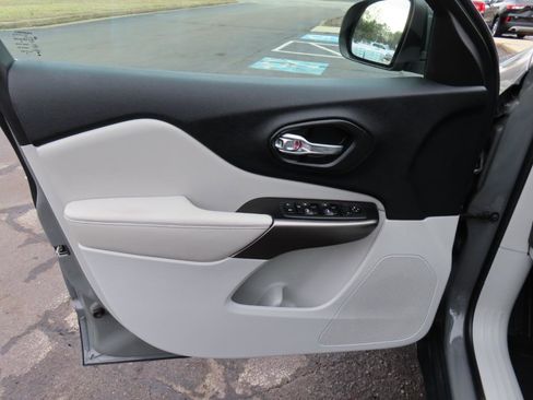 Used 2020 Jeep Cherokee Latitude Plus image 16