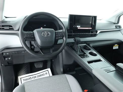 Used 2025 Toyota Sienna LE image 9