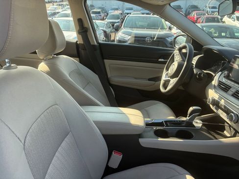 Used 2025 Nissan Altima 2.5 SV image 31