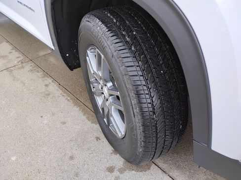 Used 2025 GMC Acadia Elevation image 28