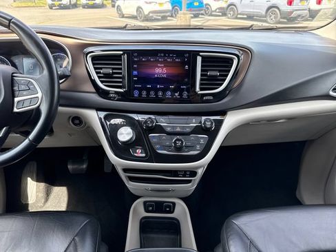 Used 2017 Chrysler Pacifica Touring-L FWD image 22